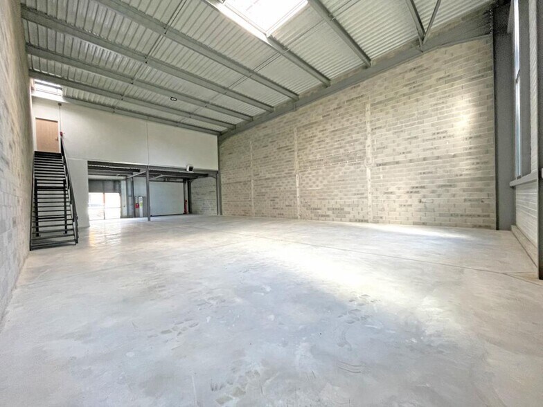 25 Rue Des Usines, Fenouillet to rent - Building Photo - Image 2 of 20