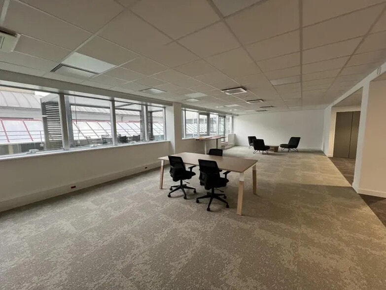 39 Rue Du Gouverneur Général Eboué, Issy-les-Moulineaux to rent - Interior Photo - Image 3 of 13