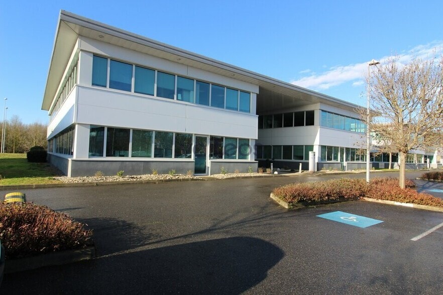 109 Rue Jean Bart, Labège to rent - Building Photo - Image 3 of 7
