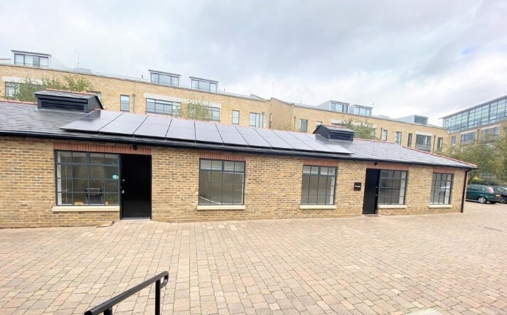 Pump Aly, Brentford to rent Building Photo- Image 1 of 8