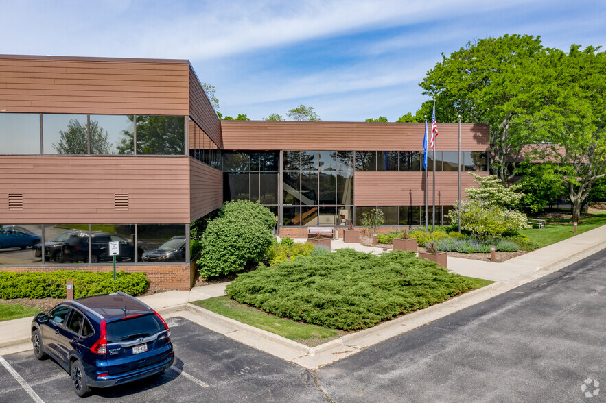 N14W24200 W Tower Pl, Waukesha, WI for rent - Primary Photo - Image 2 of 12