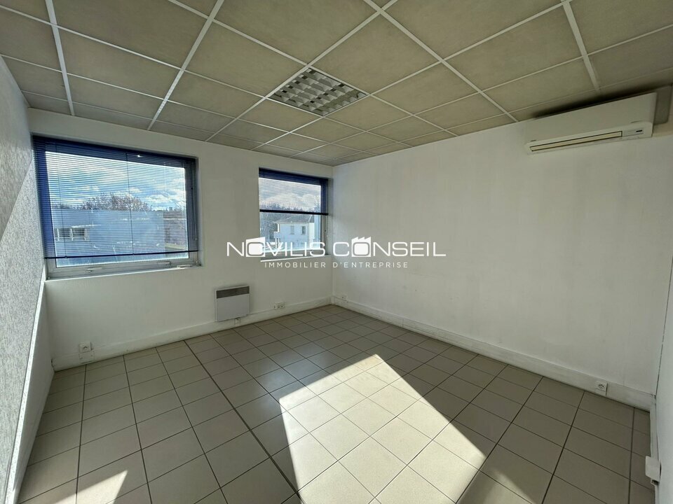 Office in Saint-Jean to rent Building Photo- Image 1 of 9