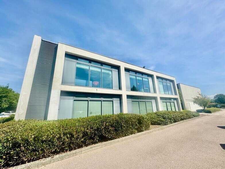 Hitchin Rd, Luton to rent - Building Photo - Image 2 of 5