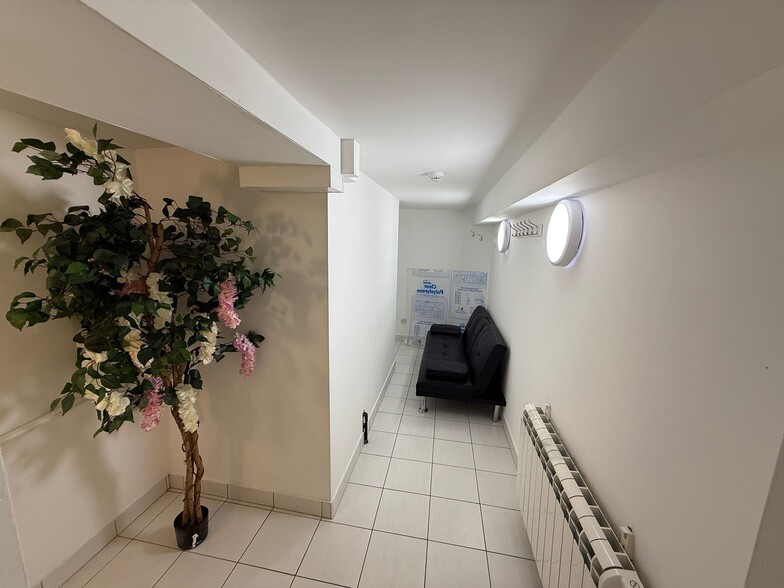 28-28A Scot Ln, Doncaster to rent - Building Photo - Image 2 of 5