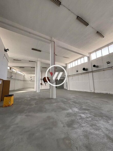Light Industrial in Marseille for sale - Interior Photo - Image 1 of 9