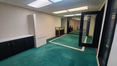 40 1st Ave W, Dickinson, ND to rent Interior Photo- Image 1 of 5