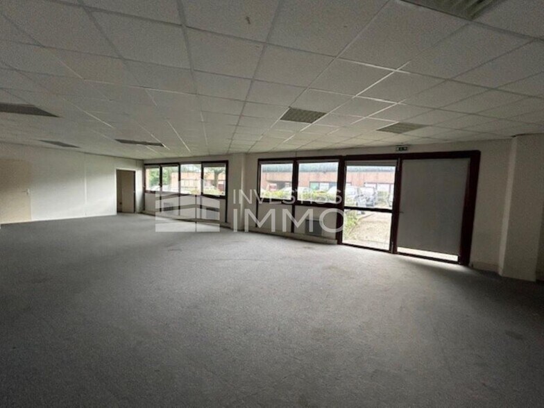 Office in Champs Sur Marne to rent - Building Photo - Image 2 of 7