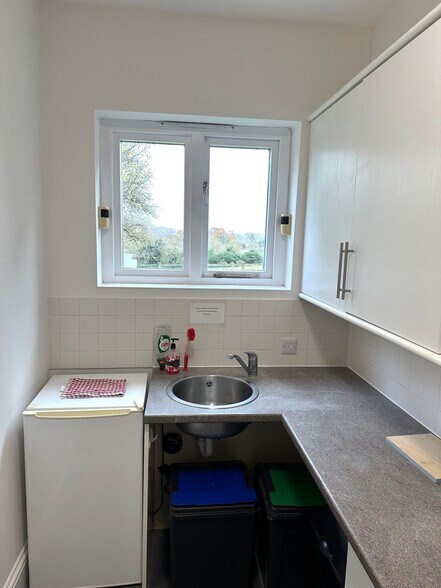 Abbey Barn Ln, High Wycombe to rent - Building Photo - Image 3 of 5