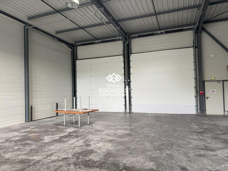 Light Industrial in Vourles to rent - Interior Photo - Image 3 of 25