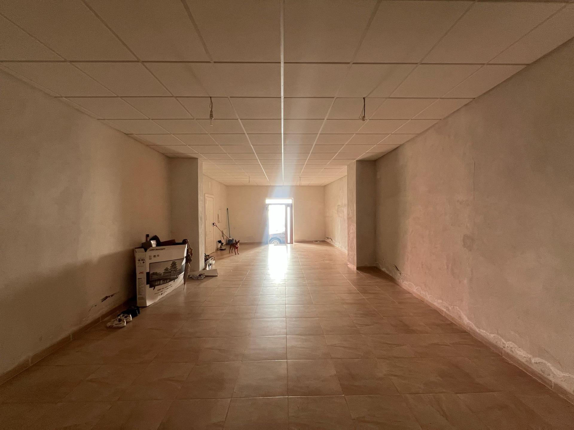 Retail in Cáceres, Cáceres to rent Interior Photo- Image 1 of 8