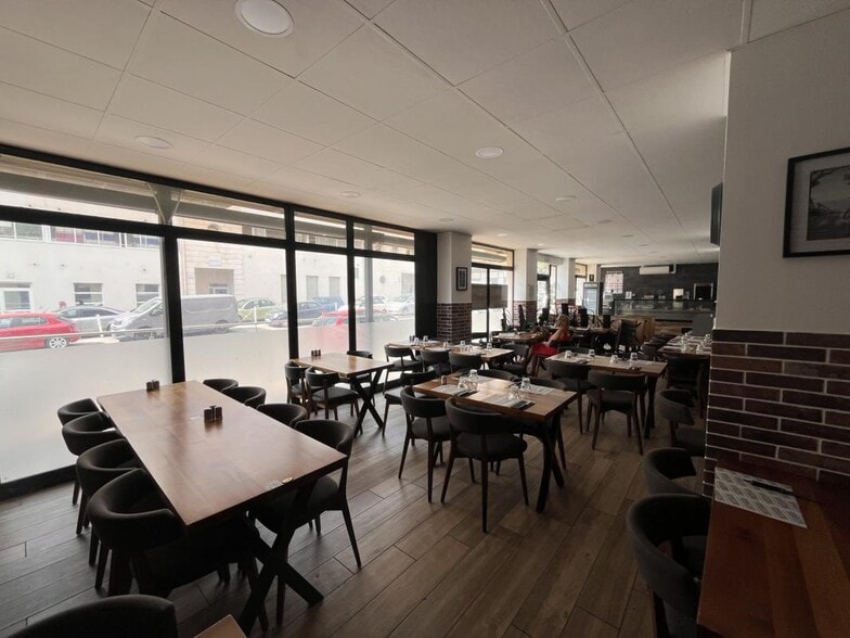 Retail in Toulon to rent - Building Photo - Image 1 of 7