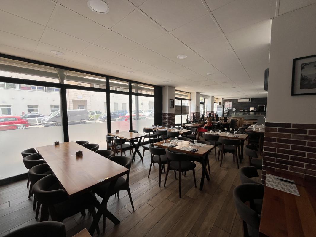 Retail in Toulon to rent Building Photo- Image 1 of 8