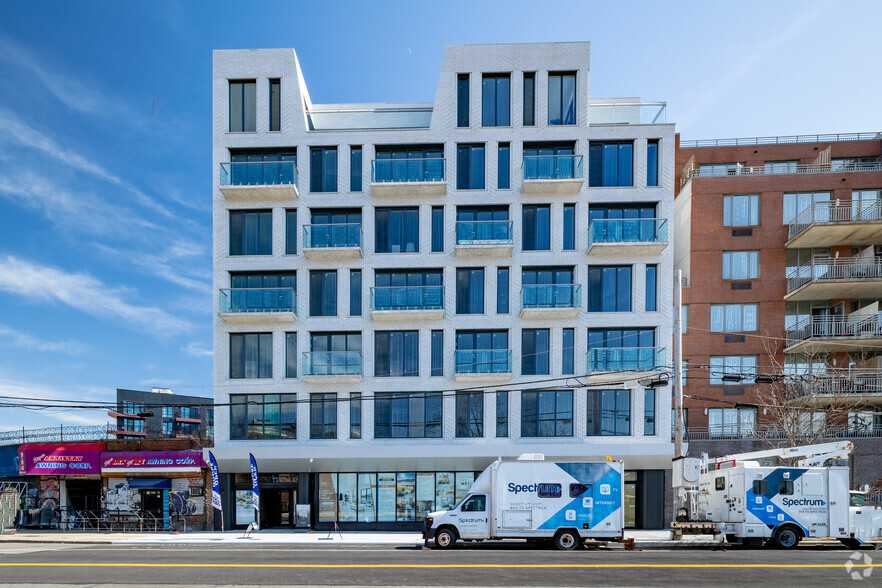 30-05 Vernon Blvd, Astoria, NY for rent - Building Photo - Image 1 of 2