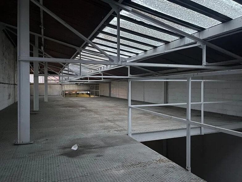 Light Industrial in Montreuil to rent - Interior Photo - Image 2 of 3
