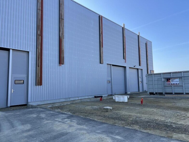 Light Industrial in Louvres to rent - Building Photo - Image 3 of 4