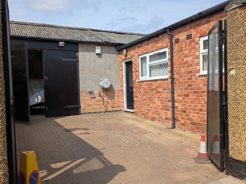 15 Grant Rd, Wellingborough to rent - Building Photo - Image 1 of 1