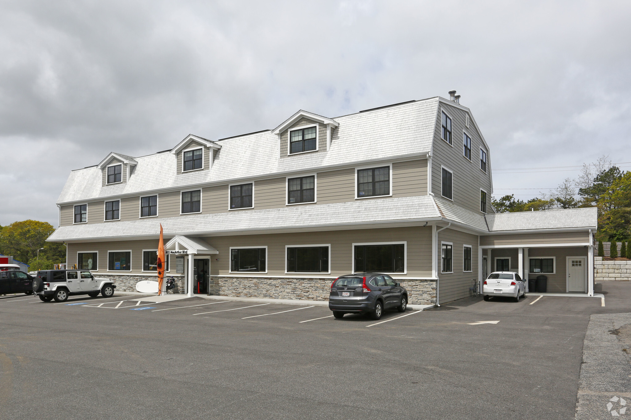 802 Macarthur Blvd, Pocasset, MA for rent Primary Photo- Image 1 of 6