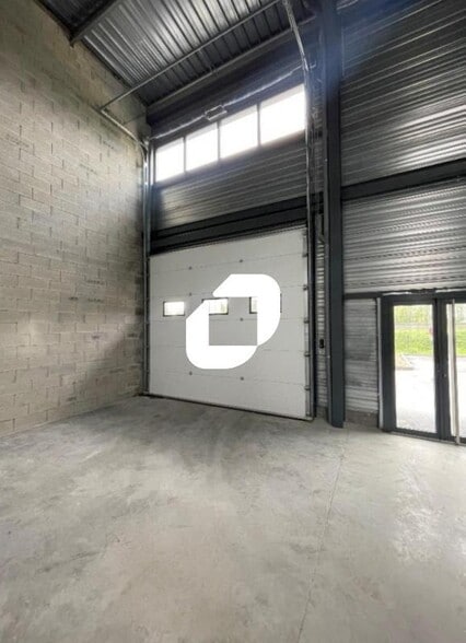 Light Industrial in Bourgoin-Jallieu to rent - Building Photo - Image 3 of 21