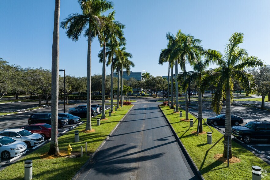 8100 Oak Ln, Miami Lakes, FL for rent - Building Photo - Image 3 of 36