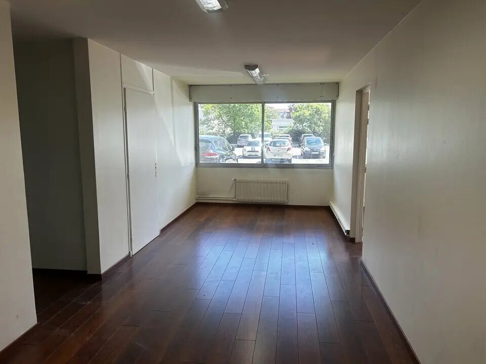 Office in Lyon for sale Interior Photo- Image 1 of 11