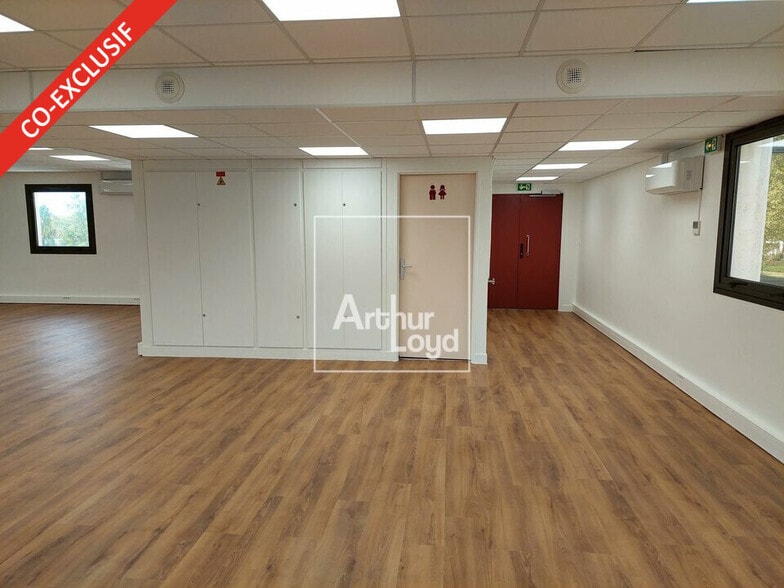 Office in Lieusaint to rent - Interior Photo - Image 3 of 7