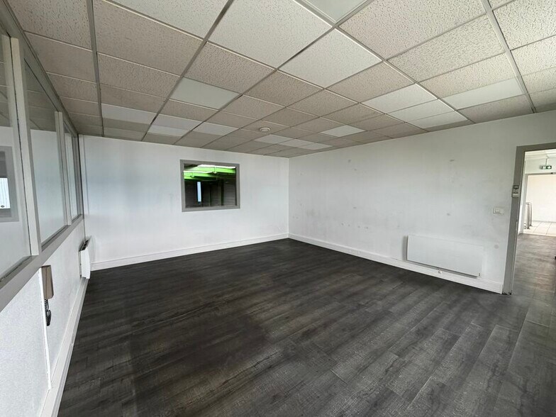 Industrial in Genas to rent - Interior Photo - Image 3 of 6