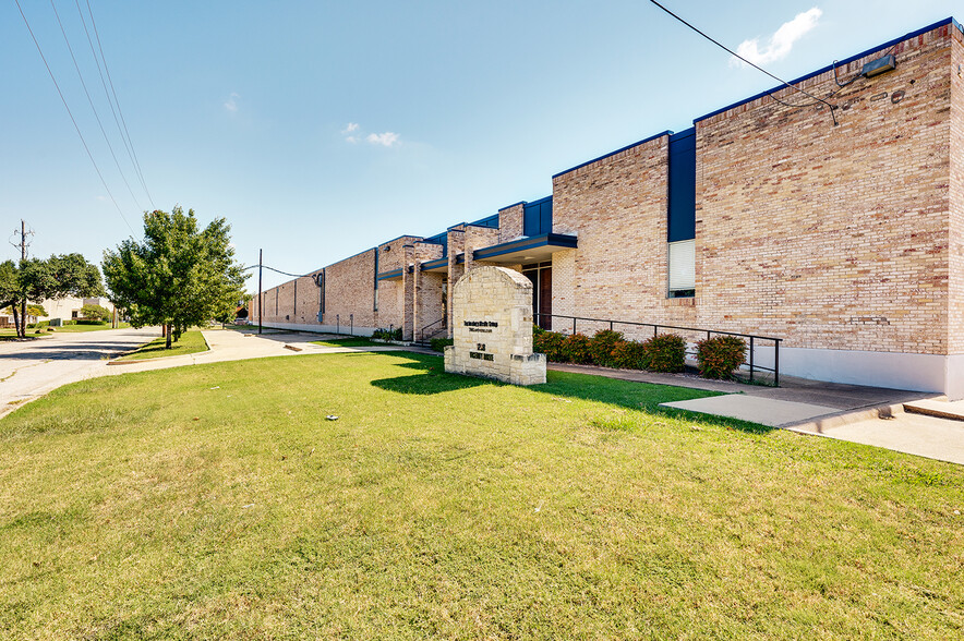 1208 Viceroy Dr, Dallas, TX for rent - Building Photo - Image 1 of 11