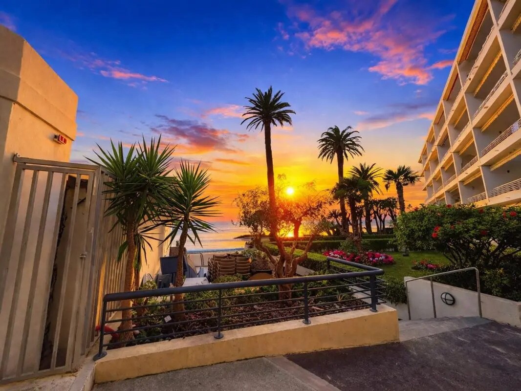 Retail in Antibes for sale Building Photo- Image 1 of 13