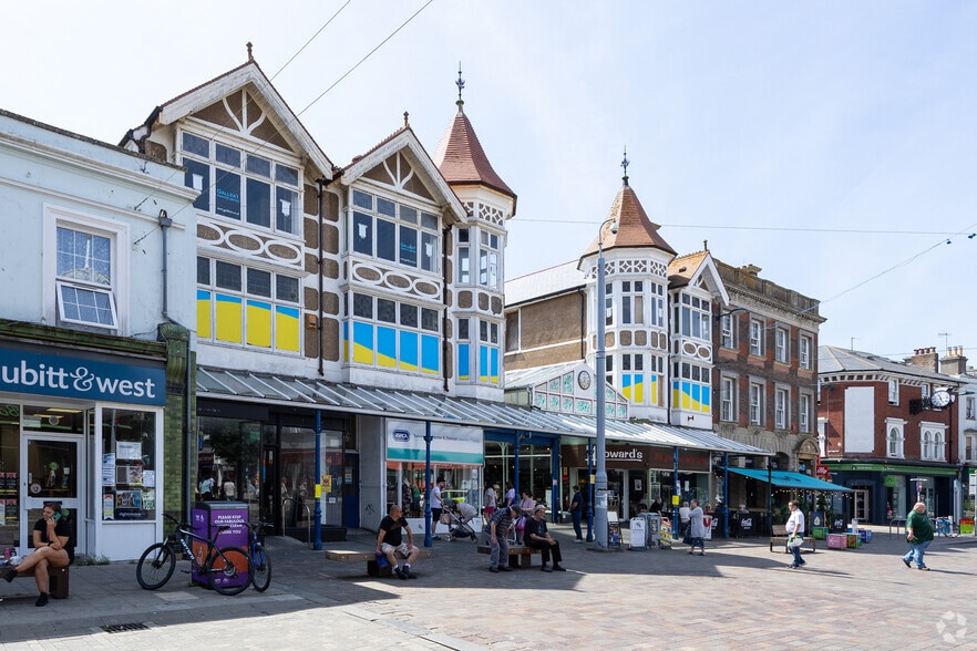 The Arcade, Bognor Regis to rent - Building Photo - Image 3 of 5