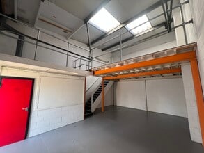 Anchor Bridge Way, Dewsbury to rent Interior Photo- Image 1 of 5