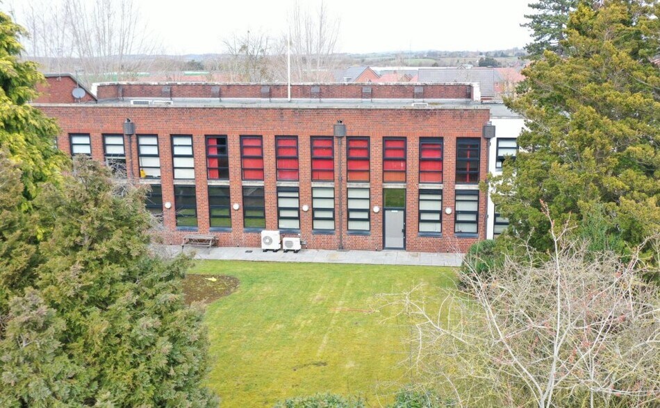 9 Weston Hall Rd, Stoke Prior to rent - Primary Photo - Image 1 of 4