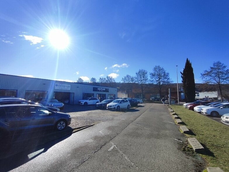 Retail in Bourgoin-Jallieu to rent - Building Photo - Image 2 of 9