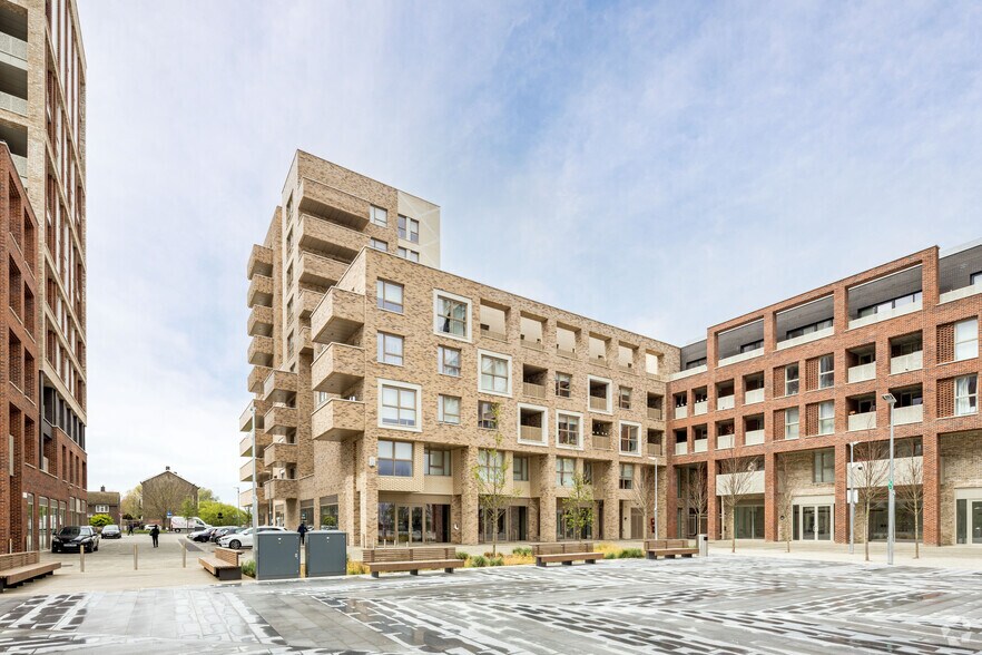 Kestrel Ct, London to rent - Building Photo - Image 3 of 4