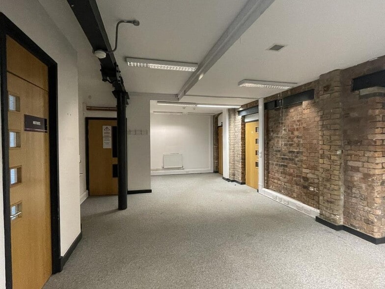 College Rd, Stoke On Trent to rent - Interior Photo - Image 2 of 77