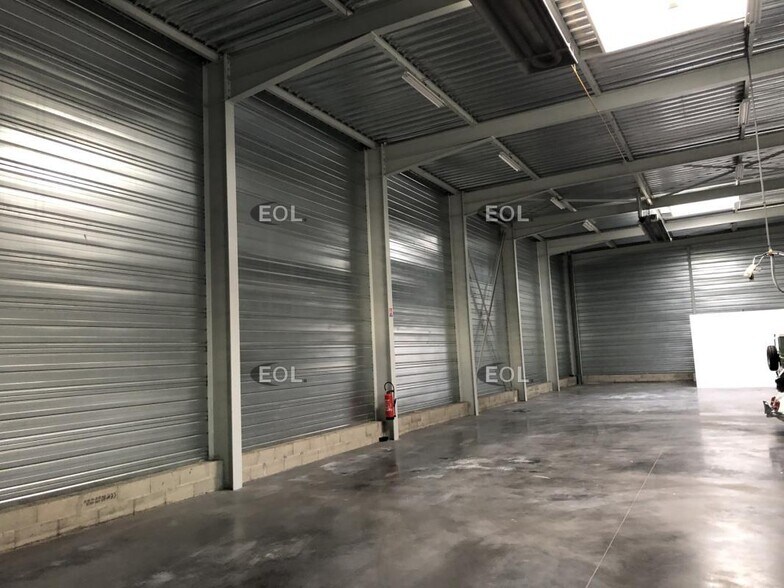 Light Industrial in Vourles to rent - Interior Photo - Image 2 of 8