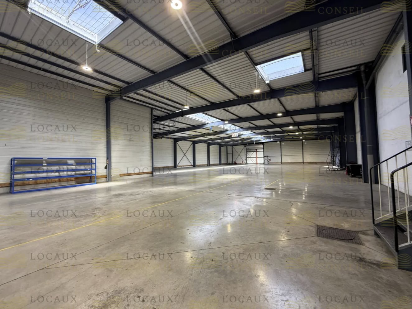 Light Industrial in Tremblay-en-France to rent Interior Photo- Image 1 of 7