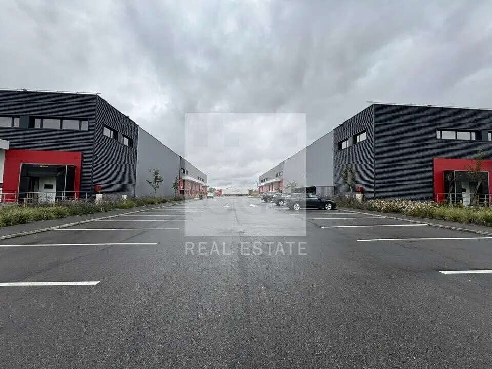 Light Industrial in Heyrieux to rent Building Photo- Image 1 of 7