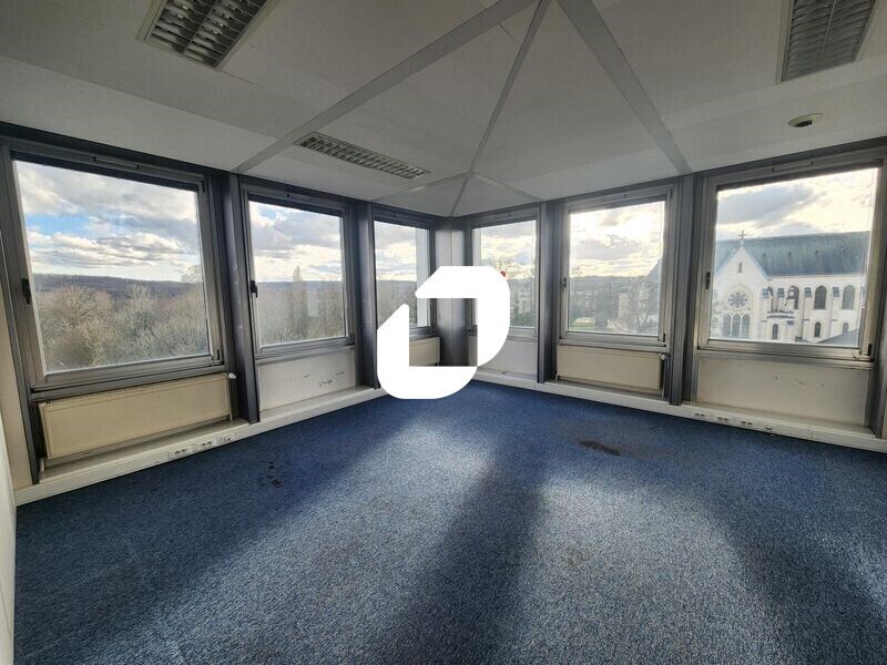 2 Esplanade Du Grand Siecle, Versailles to rent Interior Photo- Image 1 of 10
