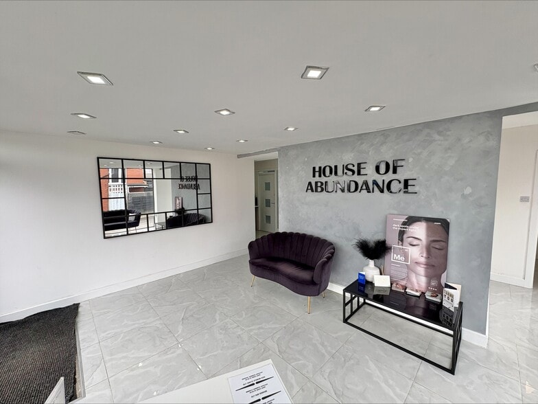 34 Huddersfield Rd, Oldham for sale - Interior Photo - Image 2 of 6