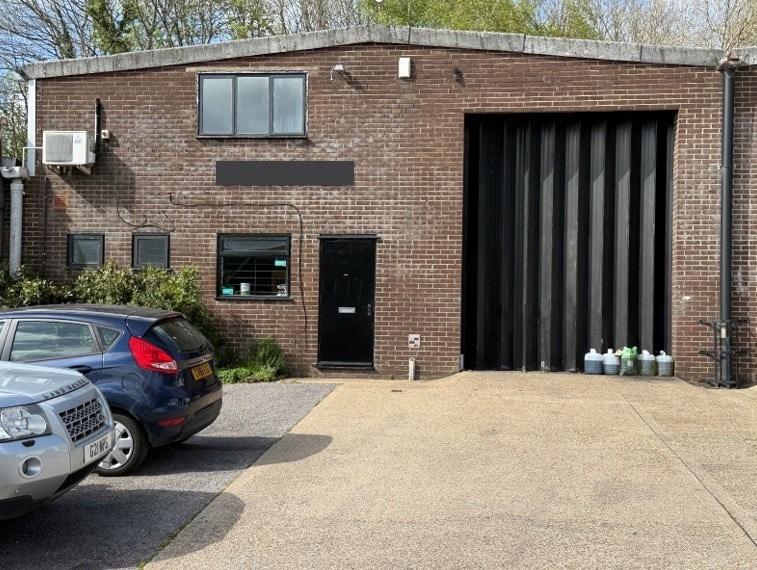 Unit 11 Station Rd, Pulborough to rent Building Photo- Image 1 of 3
