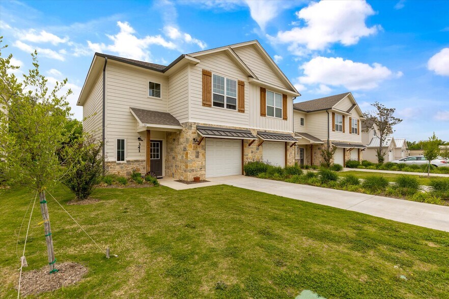Floral St Townhomes Stephenville, TX for Sale UK