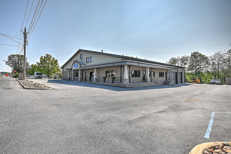 317 Bluff City Hwy, Bristol, TN for sale - Primary Photo - Image 1 of 71