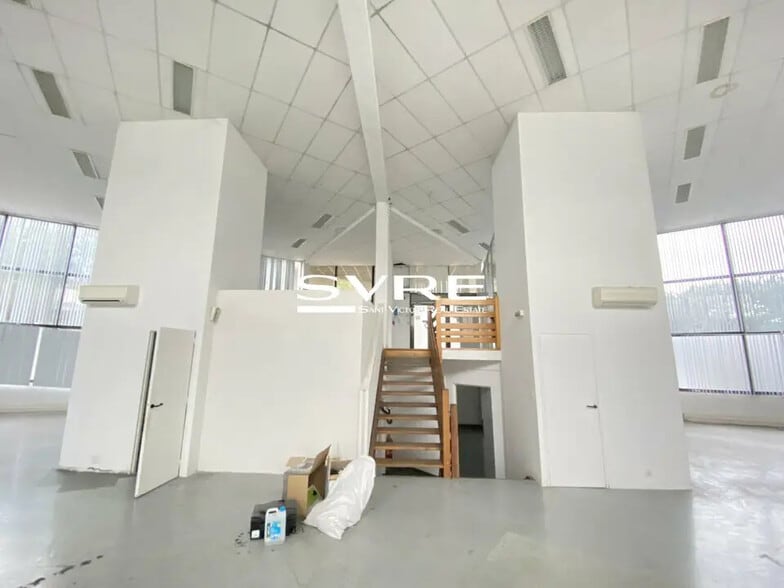 Light Industrial in Gémenos to rent - Interior Photo - Image 3 of 12