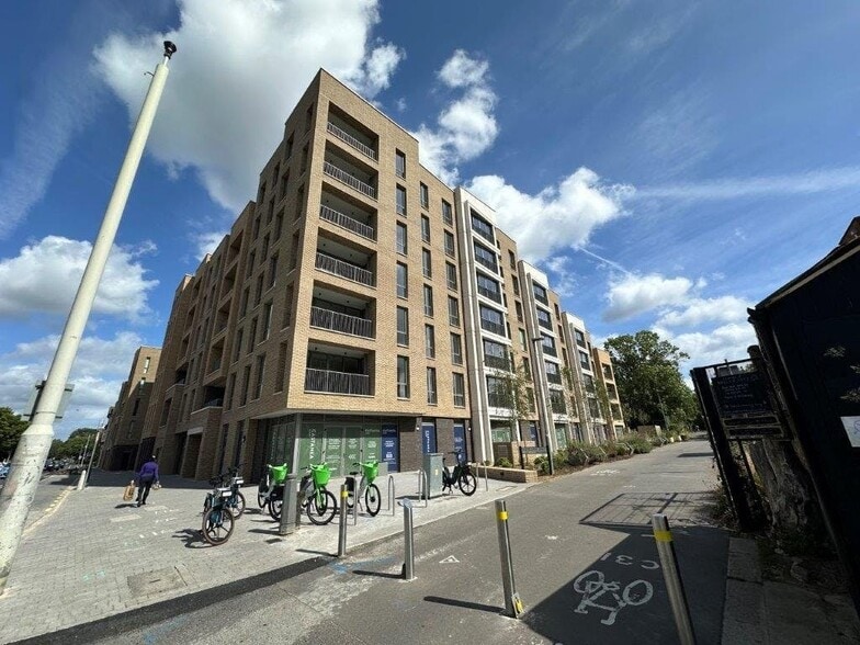 Coombe Rd, New Malden to rent - Building Photo - Image 2 of 3