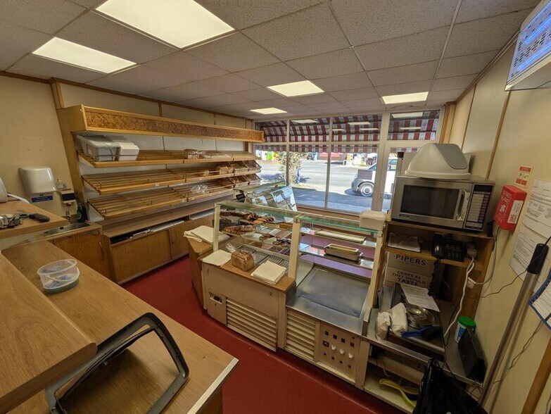 143 Worplesdon Rd, Guildford to rent - Building Photo - Image 2 of 6