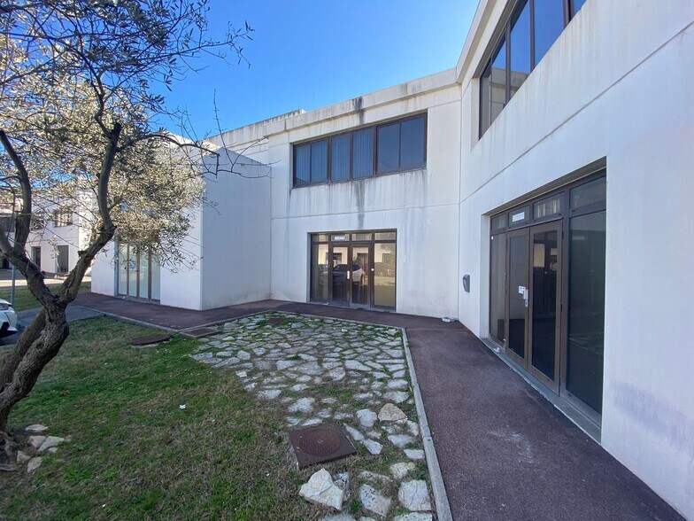 30 Avenue Du Chateau De Jouques, Gémenos to rent - Building Photo - Image 2 of 3
