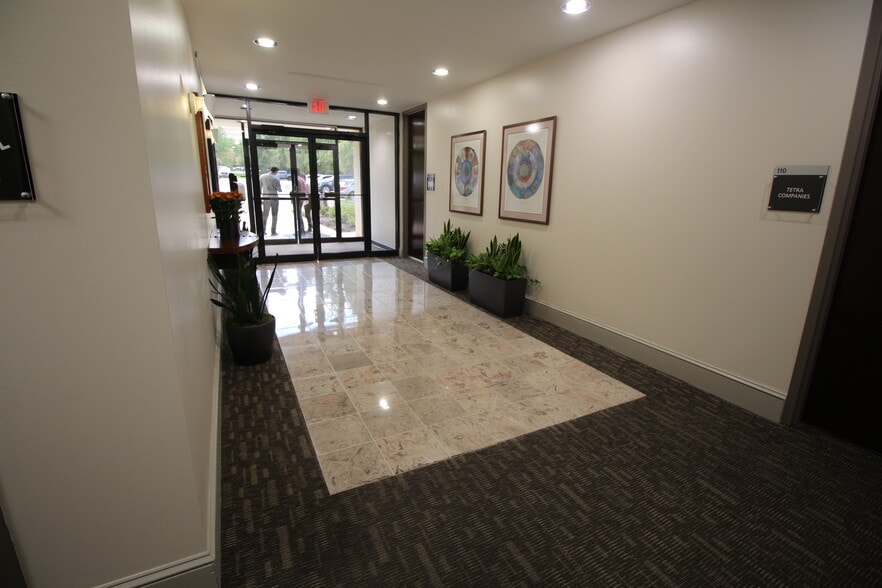 10875 Benson Dr, Overland Park, KS to rent - Interior Photo - Image 3 of 8