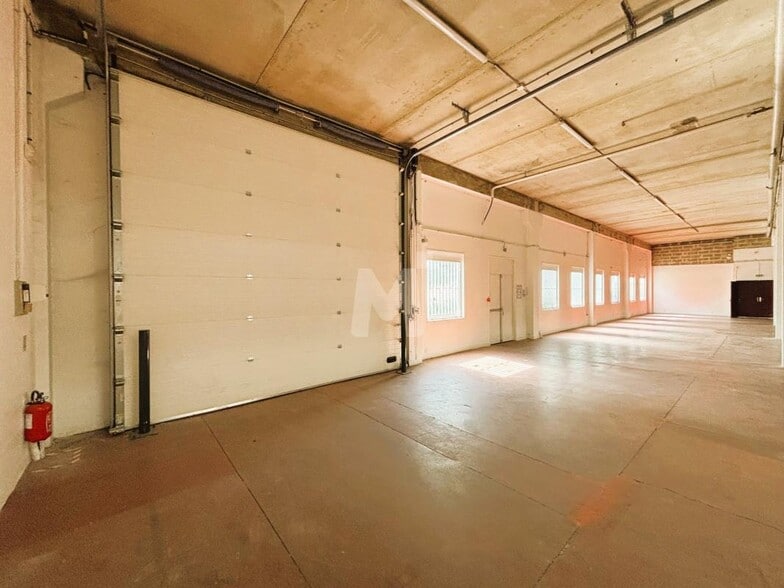 Light Industrial in Verrières-le-Buisson to rent - Interior Photo - Image 3 of 9