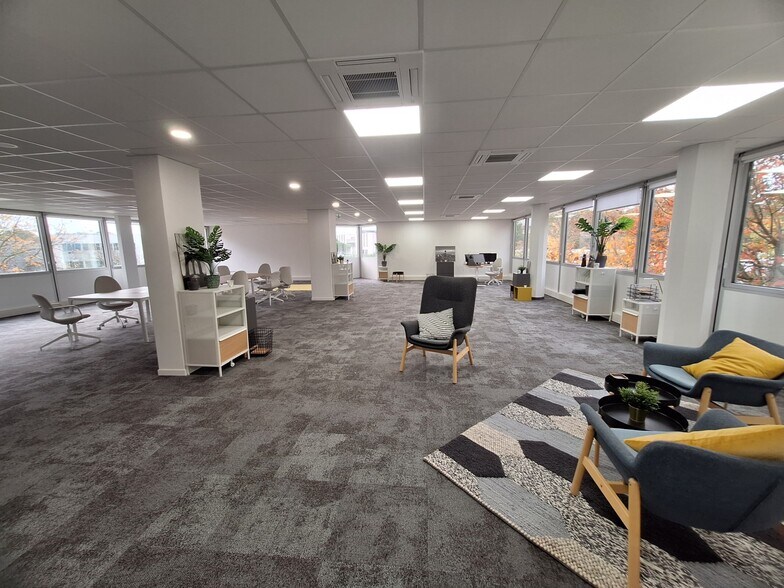 21 Avenue De Canteranne, Pessac to rent - Building Photo - Image 2 of 13