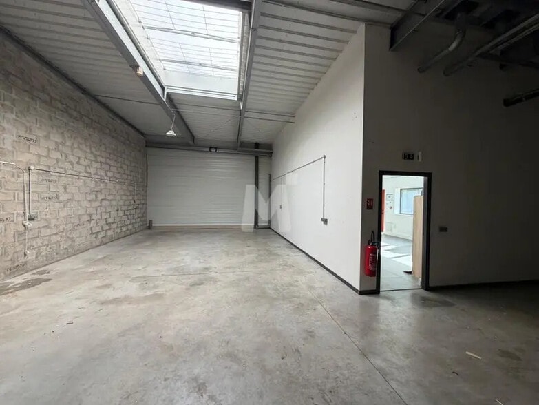 Light Industrial in Palaiseau to rent - Interior Photo - Image 2 of 12